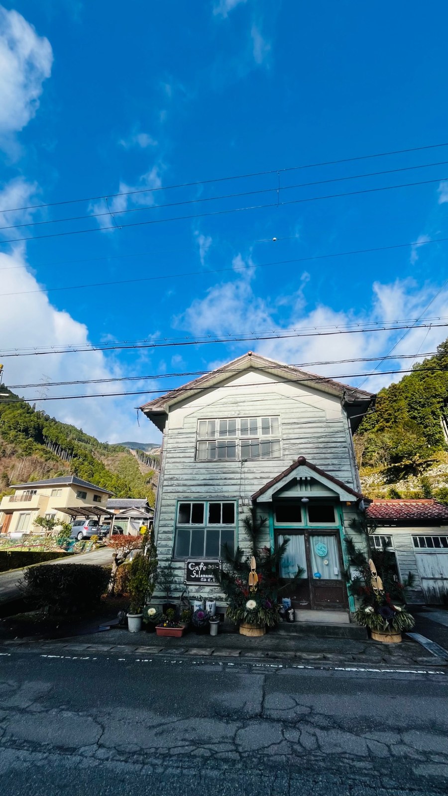 山々に囲まれたサロンのある建物